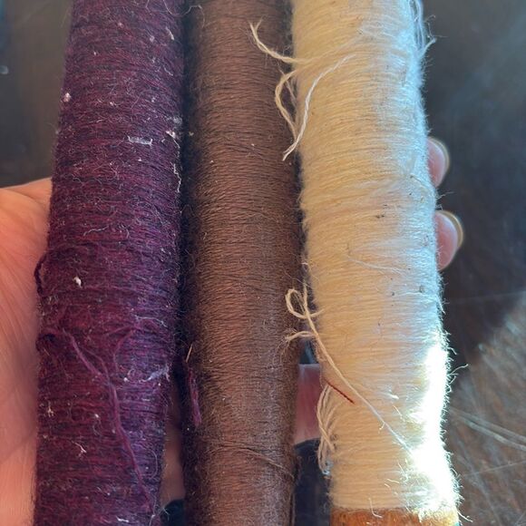 3 vintage primitive wood spools with thread - Picture 4 of 4